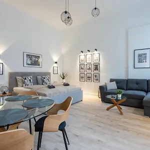  Apartment Holidays Operart