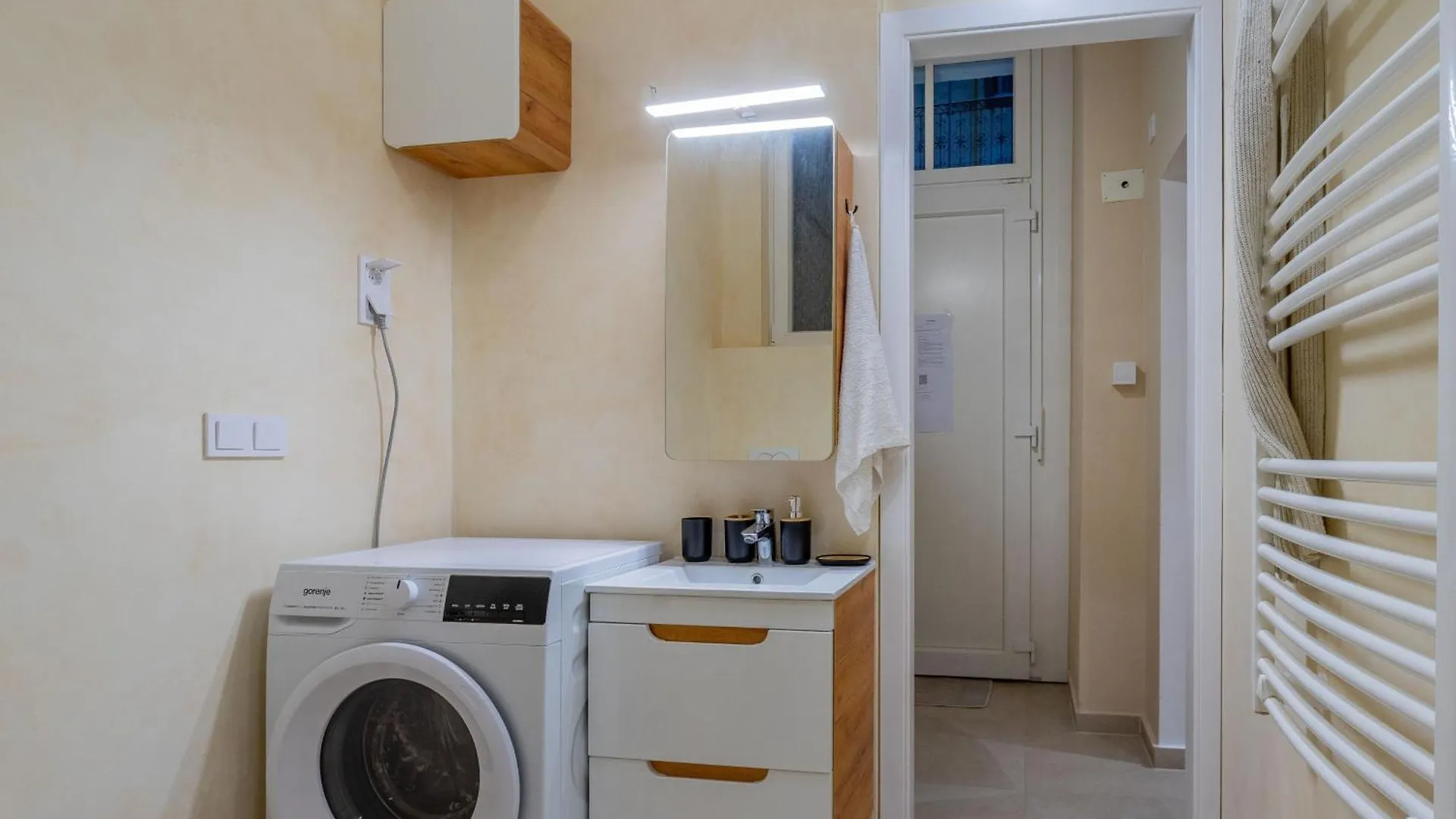 Full Equipment Designed Apartment In The Heart Of Budapest For 4 People