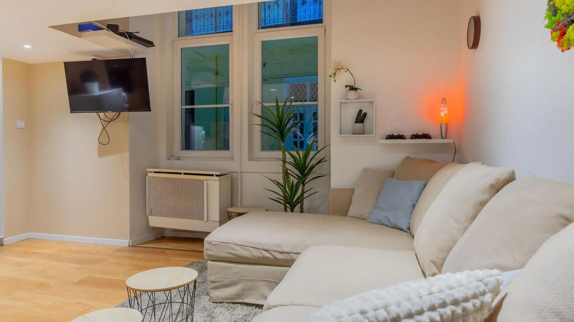 Full Equipment Designed Apartment In The Heart Of Budapest For 4 People